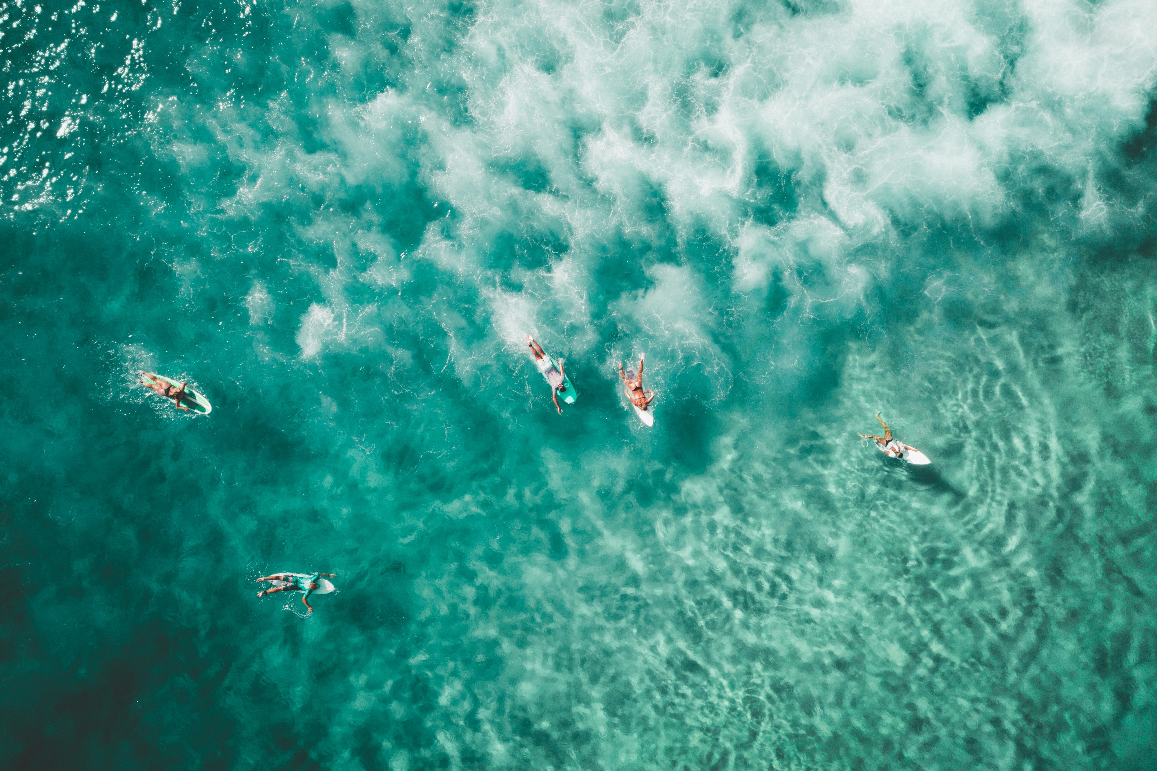 Surfer im Wasser Luftaufnahme
